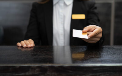 ¿Es legal que un hotel pida una copia del DNI? Lo que dice la AEPD (y qué hacer al respecto)