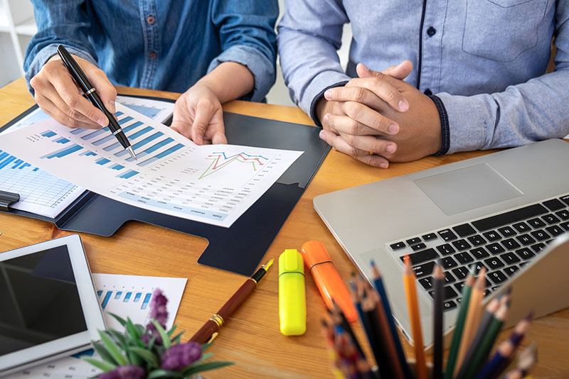 planificación fiscal anual Planificación fiscal anual: asesora revisando el calendario fiscal y las previsiones de impuestos de una pyme